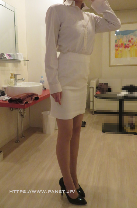 白シャツ白スカート
